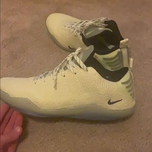 Nike Kobe Elite Low 11 “Ghost of Christmas Past”